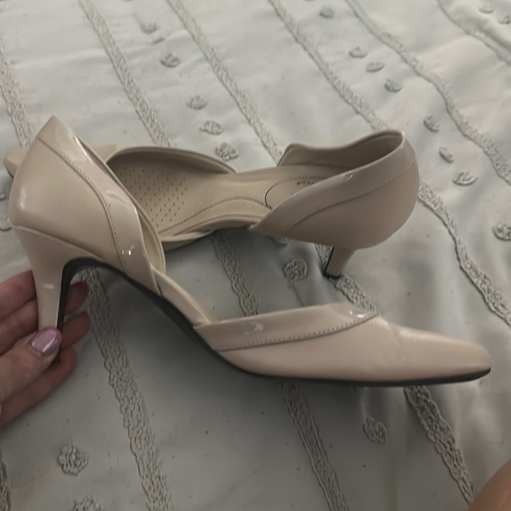 Nude pumps